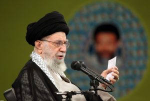 <span style='color:#808080;font-size:12px;'>رهبر معظم انقلاب اسلامی در دیدار رئیس، مسئولان و جمعی از کارکنان قوه قضائیه؛</span><br>اکثریت قاطع قوه قضائیه مردمان شریفی هستند؛ اما یک اقلیت کوچکی چهره‌ی قوه را مخدوش میکنند